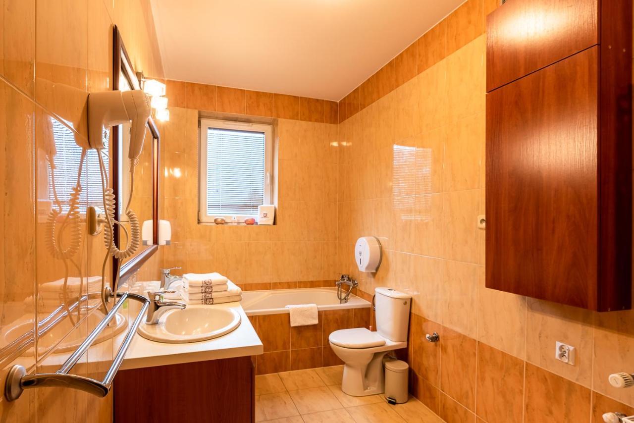 Hotel Kasztelan 도브치체 외부 사진