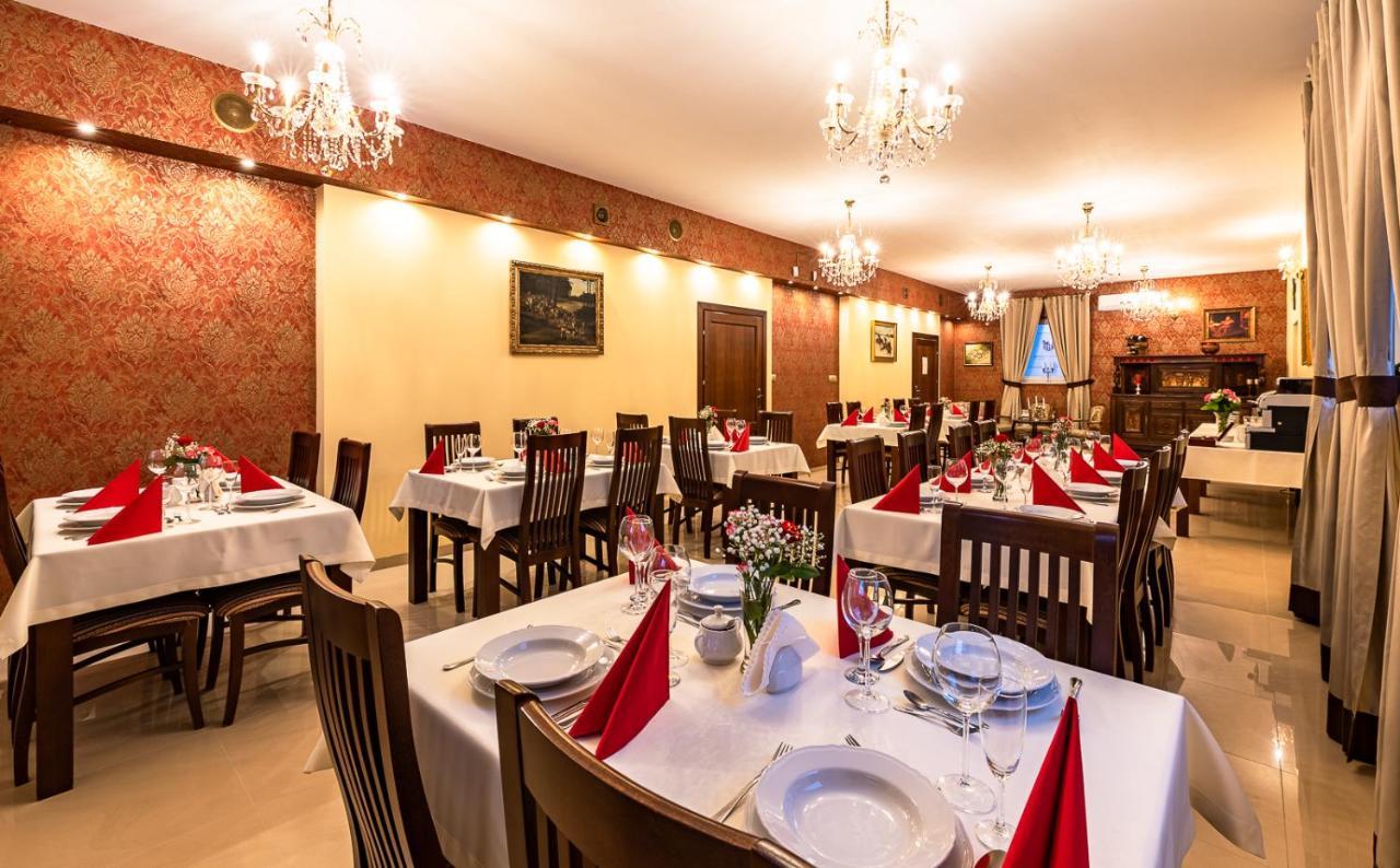 Hotel Kasztelan 도브치체 외부 사진