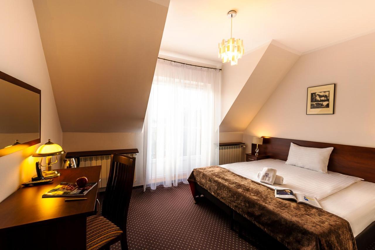 Hotel Kasztelan 도브치체 외부 사진