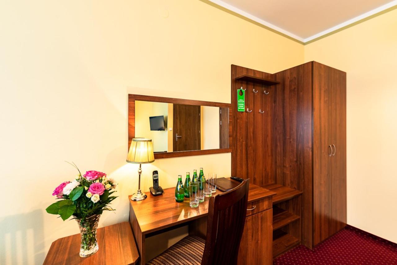 Hotel Kasztelan 도브치체 외부 사진